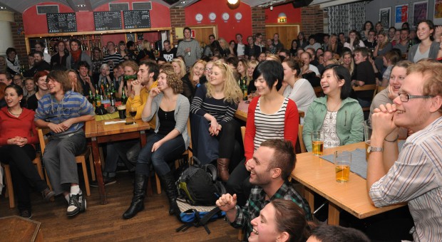 Fullpackad Pub Kronan under standupkväll. Foto: Anna Sturesson